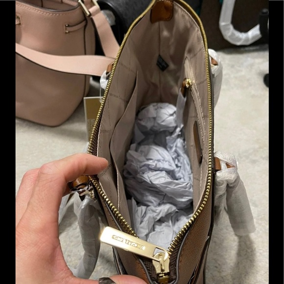 NWT Michael Kors Charlotte Large Top Zip Logo Print Leather Tote In Brown/Gold - Picture 9 of 12